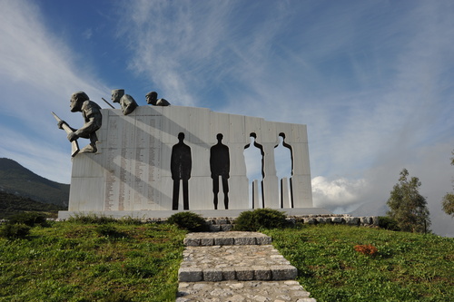 Μνημείο Εθνικής Αντίστασης, Καρακόλιθος, Γλύπτρια : Αγγ Κοροβέση